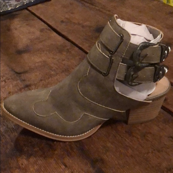 DONATED!! Distressed faux leather - Picture 6 of 9